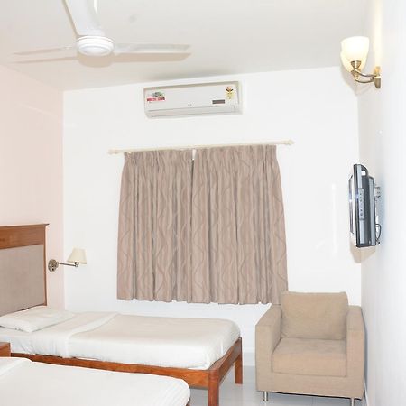 Sai Towers Hotel Путапарти Екстериор снимка