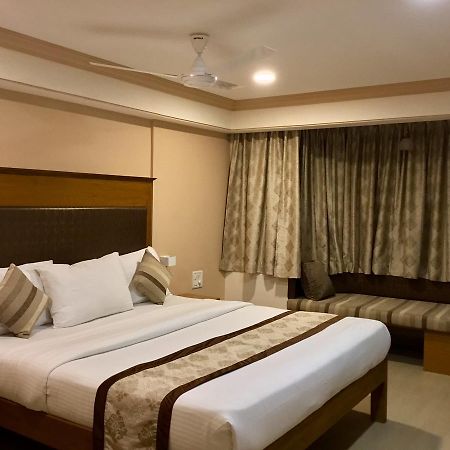 Sai Towers Hotel Путапарти Екстериор снимка