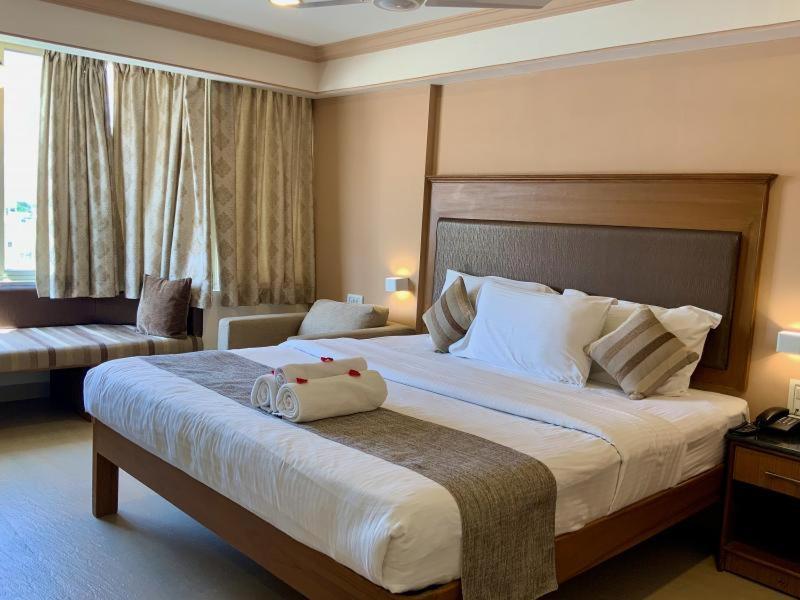 Sai Towers Hotel Путапарти Екстериор снимка
