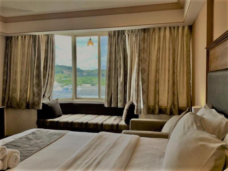 Sai Towers Hotel Путапарти Екстериор снимка