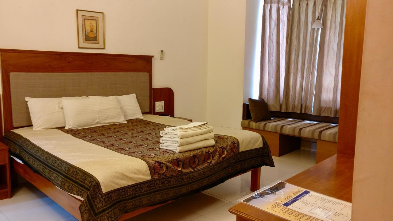 Sai Towers Hotel Путапарти Екстериор снимка