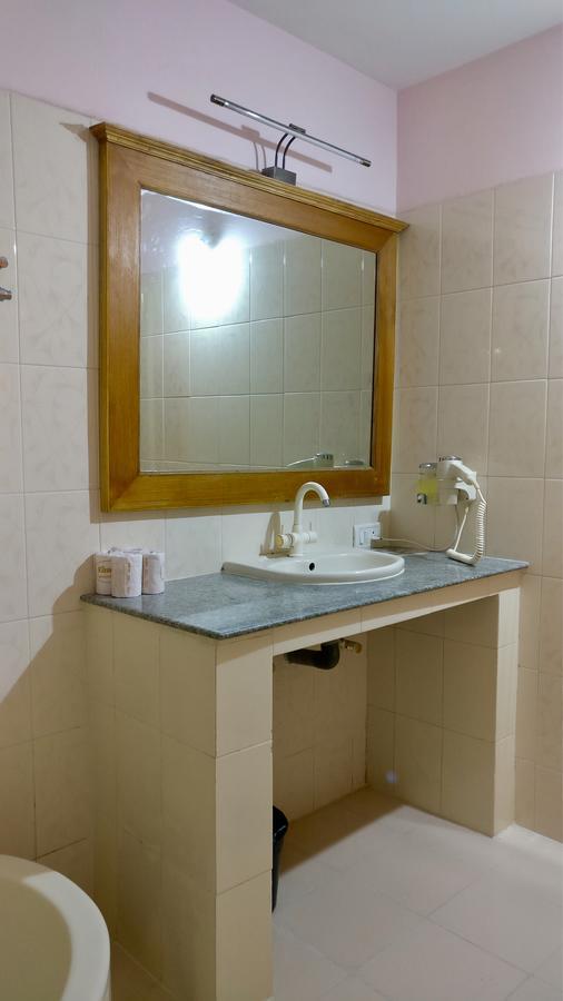 Sai Towers Hotel Путапарти Екстериор снимка