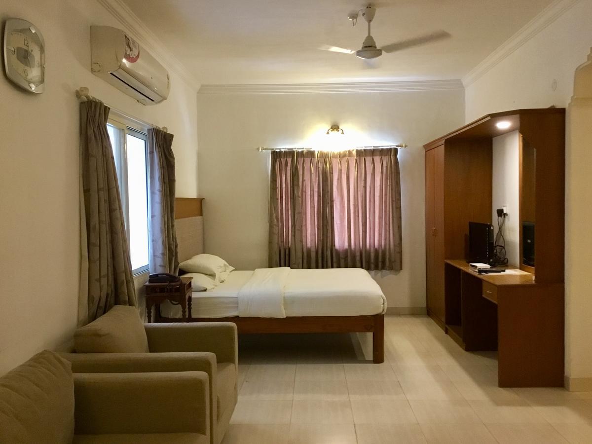 Sai Towers Hotel Путапарти Екстериор снимка