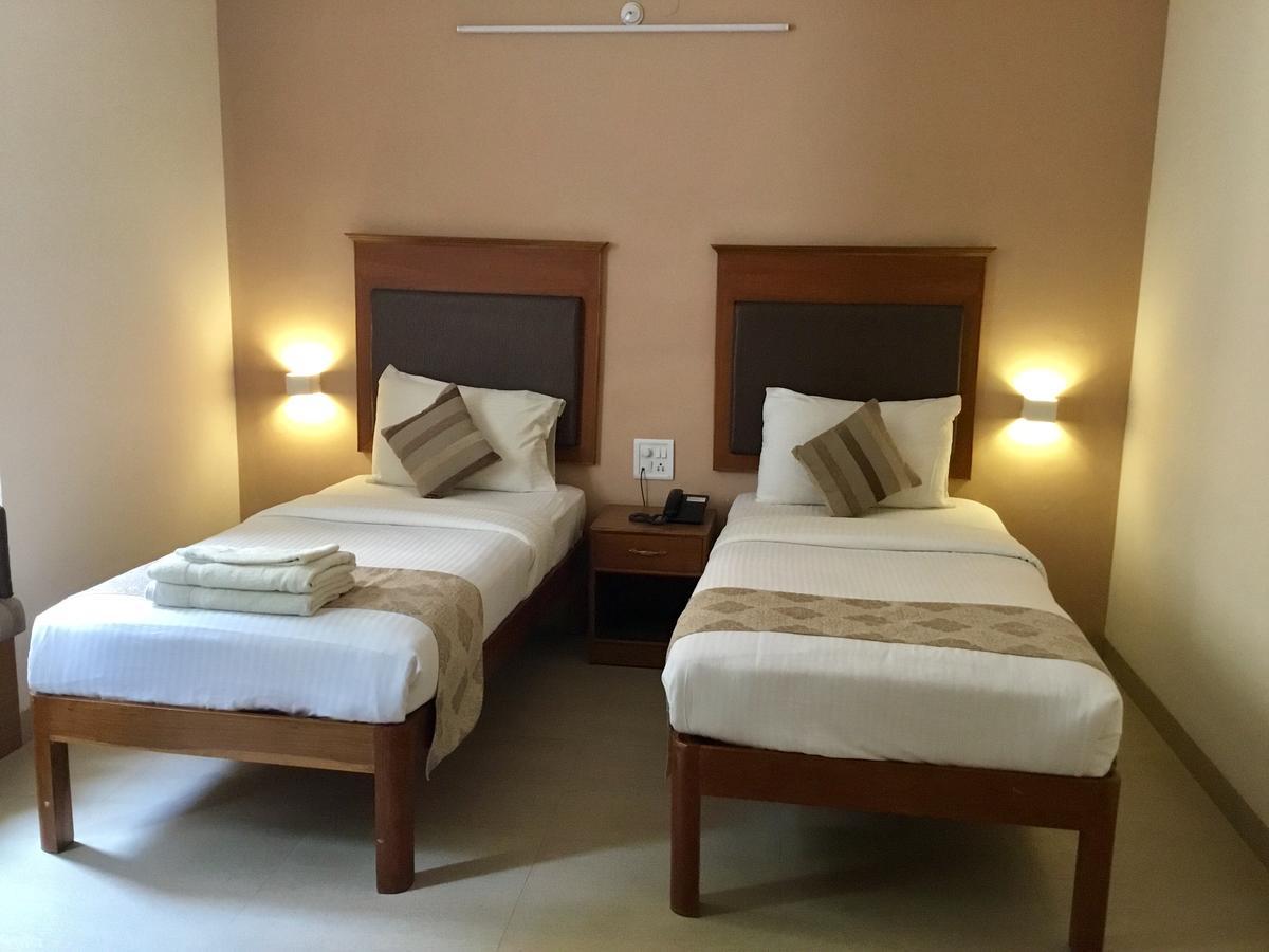 Sai Towers Hotel Путапарти Екстериор снимка
