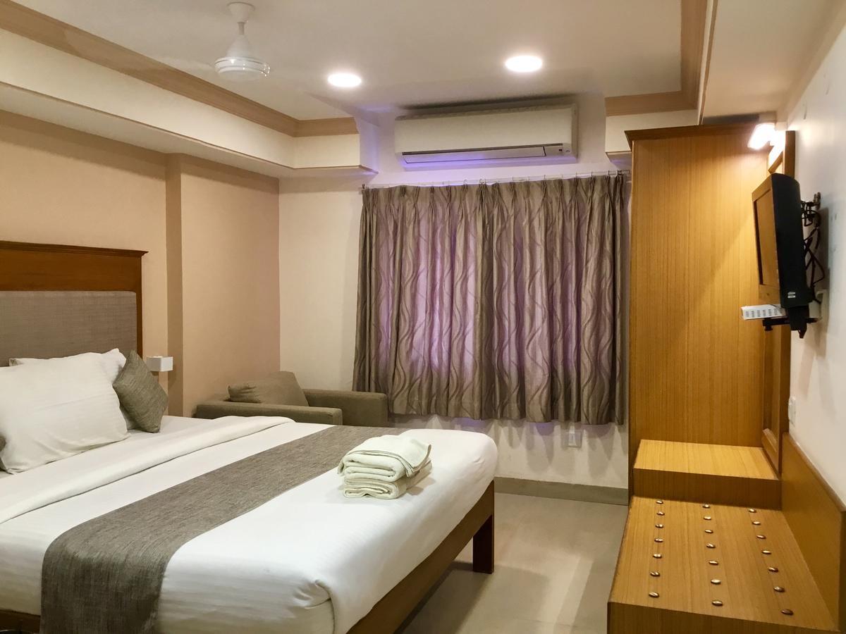 Sai Towers Hotel Путапарти Екстериор снимка
