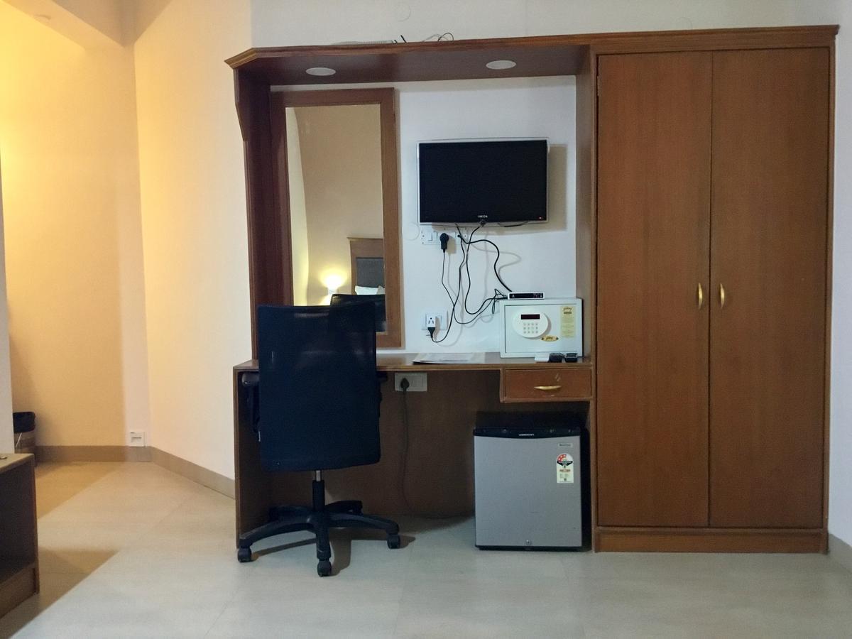 Sai Towers Hotel Путапарти Екстериор снимка