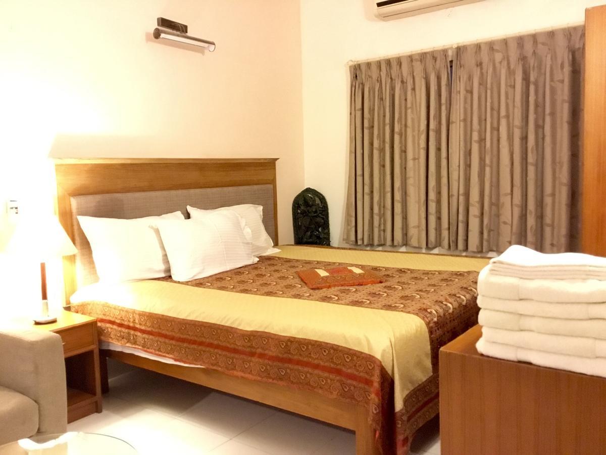 Sai Towers Hotel Путапарти Екстериор снимка