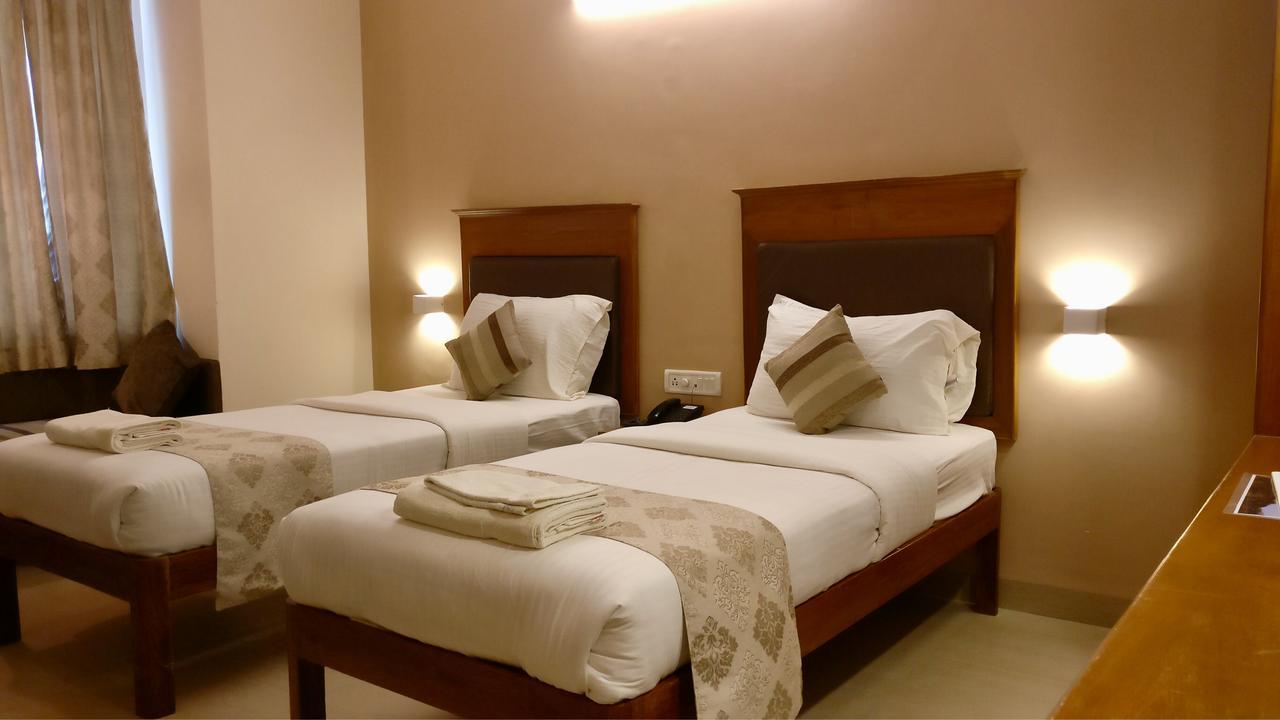Sai Towers Hotel Путапарти Екстериор снимка