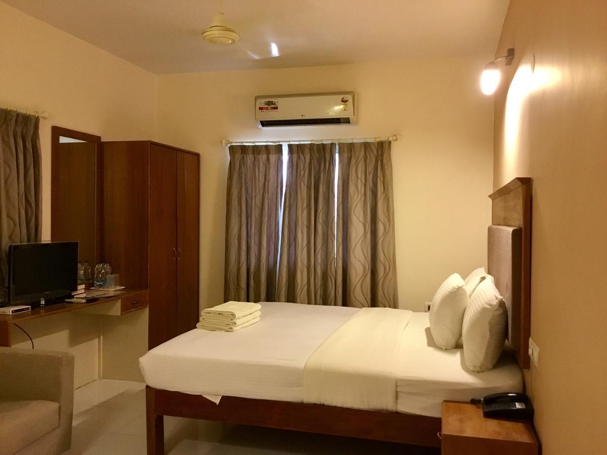 Sai Towers Hotel Путапарти Екстериор снимка