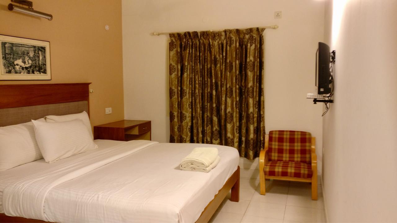 Sai Towers Hotel Путапарти Екстериор снимка