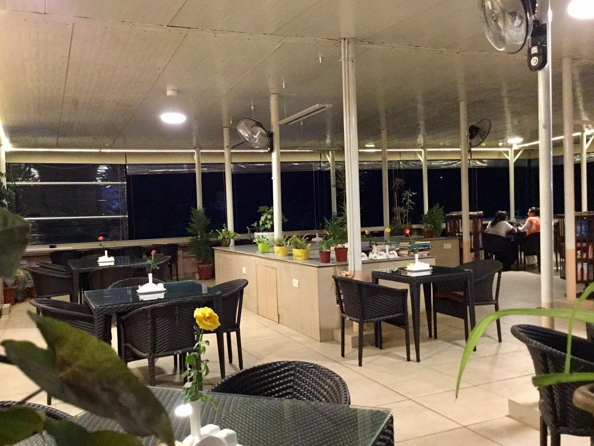 Sai Towers Hotel Путапарти Екстериор снимка