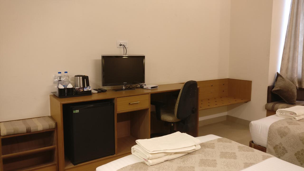 Sai Towers Hotel Путапарти Екстериор снимка