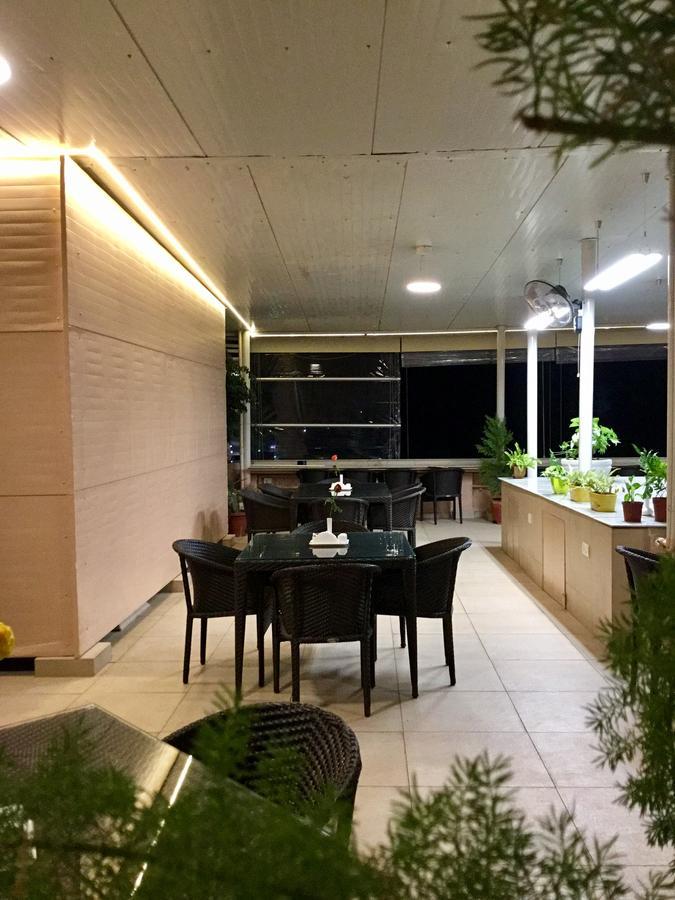 Sai Towers Hotel Путапарти Екстериор снимка