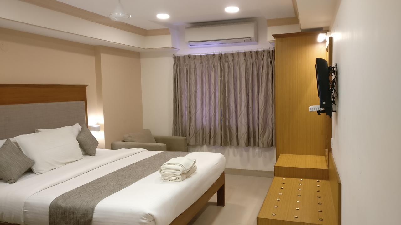 Sai Towers Hotel Путапарти Екстериор снимка