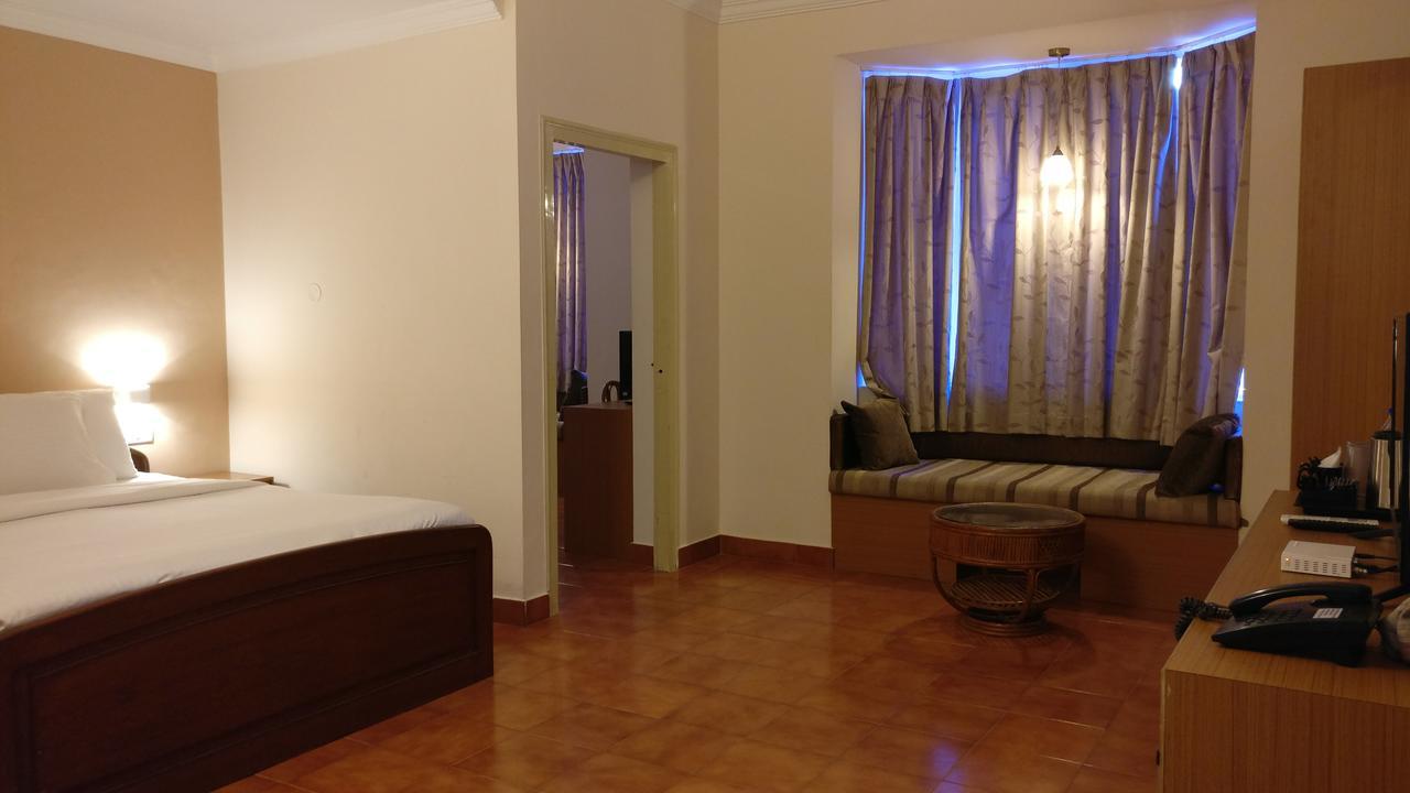 Sai Towers Hotel Путапарти Екстериор снимка