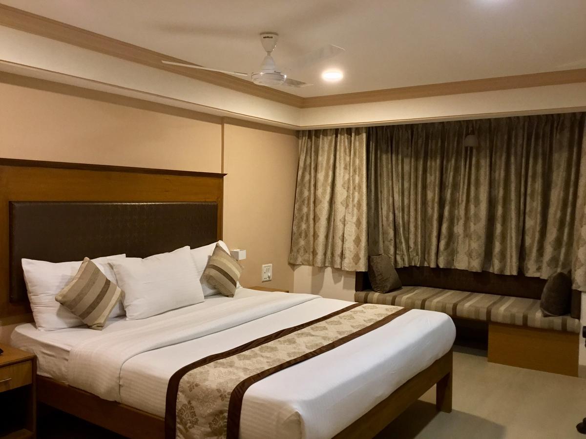 Sai Towers Hotel Путапарти Екстериор снимка